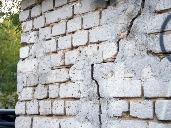 Cracked Brick Wall Repair in Edmonds